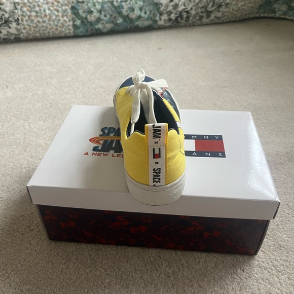 Tommy Hilfiger tweety bird sneakers with space jam logo on the side size 6 - Picture 2 of 5